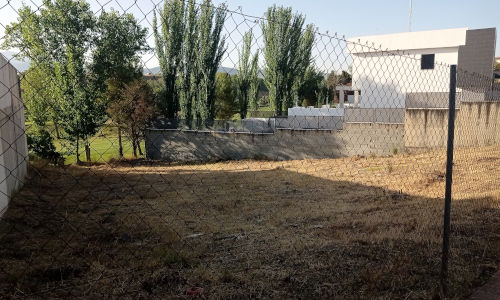 Limpieza de maleza en parcela privada alambrada de Pedro Verde